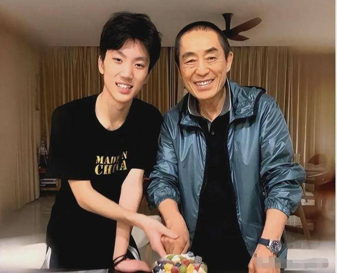  人生如棋，开局有一手好牌是幸运，但能将这手牌打得精彩绝伦，才是真正的本事。张壹男并没有依赖父亲的光环，而是选择在片场默默地熬夜剪片，慢慢积累自己的成就。这份争气，正是对张艺谋多年培养最好的回报，也为所有星二代树立了榜样。你认为张壹男能否在电影圈中完全摆脱父亲的光环，成为独当一面的导演？这种靠实力走到今天的年轻人，是否才是父母最为骄傲和放心的存在呢？欢迎在评论区留下您的看法，我们一起探讨。