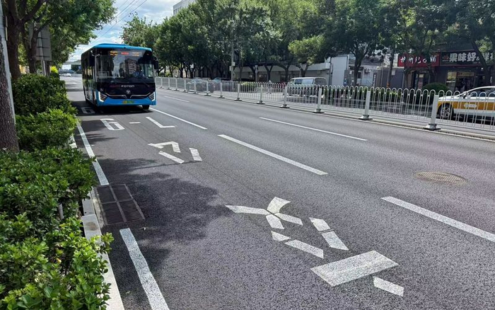 北京新街口外大街，公交专用道标线已从黄色改为白色。新京报记者 王贵彬 摄