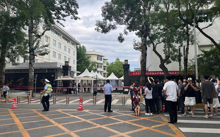 6月9日下午5点，北京市第四中学考点门口，考生陆续走出考场。新京报记者 徐彦琳 摄