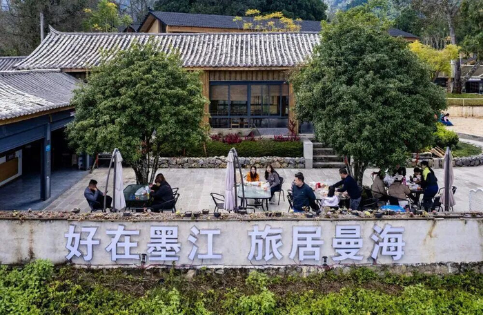 游客在曼海休闲旅居（图片来源于网络）