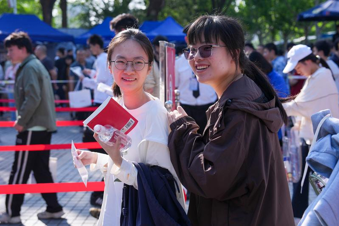 6月7日，考生在南京市建邺区中华中学考点进场备考。新华社记者 李博 摄