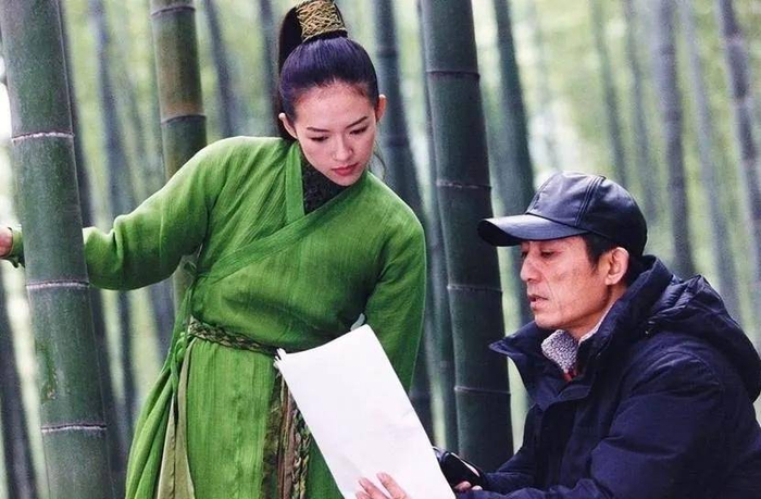 随着《我的父亲母亲》上映，张艺谋和章子怡之间的绯闻又被香港的记者盯上，对此当年只有20岁的章子怡显得很无奈。不过，最终时间给出了答案，张艺谋和章子怡之间就是纯粹的师父和学生的关系，多年来两人虽然合作不多，但却一直彼此挂念。