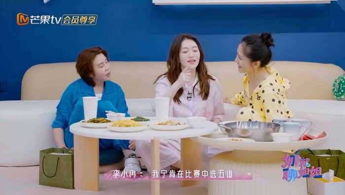 然而，镜头分配的不均衡确实引发了争议。万千惠想加入王濛团队却被拒，而温峥嵘组因为缺乏话题度，几乎全程查无此人。节目组把王濛与李小冉在后台吐槽流程拖沓的蛐蛐三人组片段反复使用，却删掉了其他姐姐认真排练的画面。不过，从另一角度来看，当王濛教李小冉领奖要有格局，李小冉帮王濛调整比心手势时，这种跨越年龄的真诚互助，或许比刻意制造的冲突更值得观众关注。正如网友所说：与其硬凑CP，不如多给真实故事留点空间。