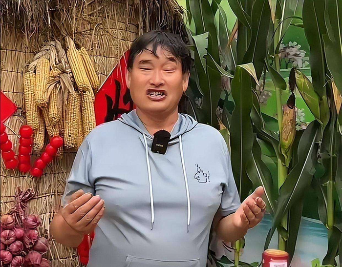  在如今的娱乐圈，这份清醒显得尤为珍贵。即便是日常出行和演出安排，大衣哥依然保持着原本的朴实本色。他的10万元演出费只是单纯的演出劳务费，不含差旅、交通、住宿等额外费用，也从未要求主办方提供任何特殊待遇。每次外出，他都是背着一个旧包，把演出服随手塞进去，坐高铁总是优先选择二等座，全程低调至极。即便现在档期紧密，他也从不一天接两场跨城市演出。农忙时节，他甚至会特意留出所有档期，回到山东菏泽单县朱楼村老家收割麦子。看到大衣哥如此回应，不少网友既心疼又感慨。在娱乐圈普遍涨价的背景下，他十年如一日坚持不涨价，让人感到一种难得的质朴。这份真诚与清醒，也许正是他能够长期被观众喜爱、获得尊重的根本原因。