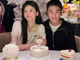 奚梦瑶37岁生日，品牌送上万芍药花，何猷君戴上婚戒，女儿很可爱