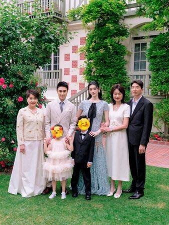 这场婚礼的延宕，也承载着特殊意义。何猷君与奚梦瑶早在2019年便登记结婚，但因赌王何鸿燊逝世，家族守孝三年，以及女儿出生的缘故，正式婚礼不得不一再推迟。此次法国婚礼仅邀请亲友出席，低调而温馨。而他们计划于今年9月在澳门补办家族答谢宴，届时将广邀商界、政界、娱乐圈及体育界的名流齐聚一堂，共同见证这段佳缘。