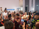 “大衣哥”火了之后演出不涨价!“鱼离不开水,朱之文离不开大家的支持”