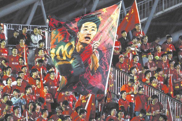             球迷挥舞武磊百场纪念旗  特派记者  李铭珅  摄          