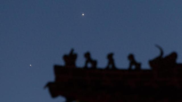 这是6月9日在黑龙江省富锦市拍摄的金星（右上）与木星（左下）。新华社发（曲玉宝摄）
