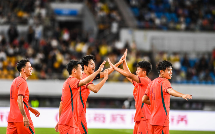 6月9日，中国U23队球员张瑷晖（中）和队友庆祝进球。新华社记者 陶亮 摄