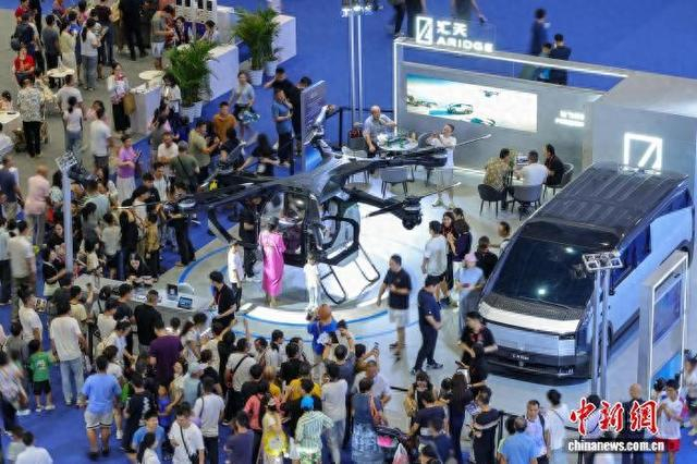 4月18日，第六届中国国际消费品博览会在海南落幕，该展会已成为亚太地区最大消费精品展。 中新社记者 骆云飞 摄