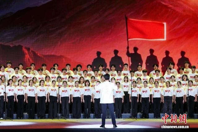 图为贵州师范大学博衍合唱团在演唱歌曲《四渡赤水出奇兵》。中新社记者 瞿宏伦 摄