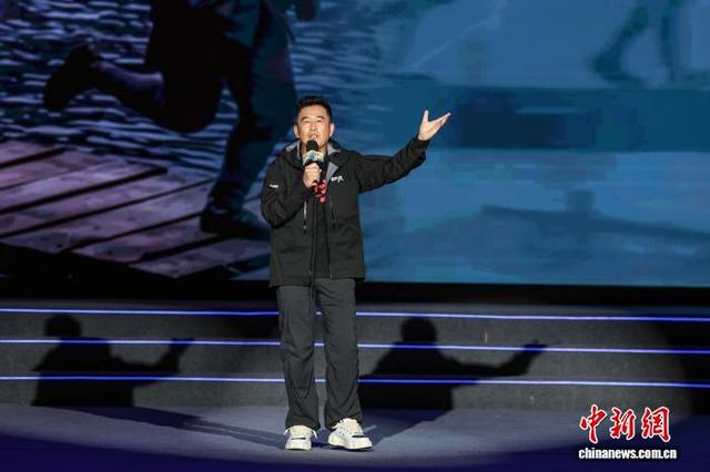 图为演员王志飞在进行情景讲述《一条河，一道关》。中新社记者 瞿宏伦 摄