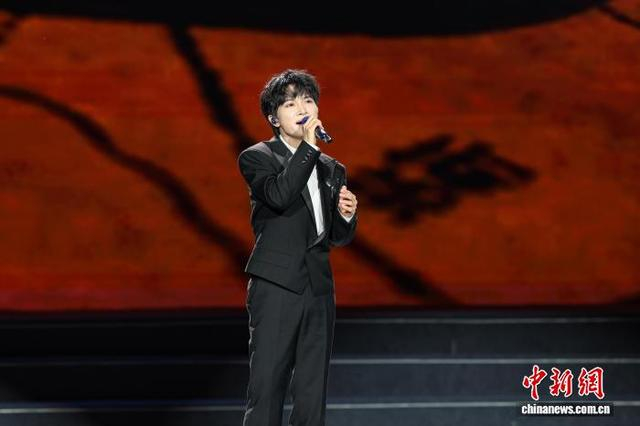 图为中国内地男歌手周深在演唱电影《四渡》主题曲《渡》。中新社记者 瞿宏伦 摄