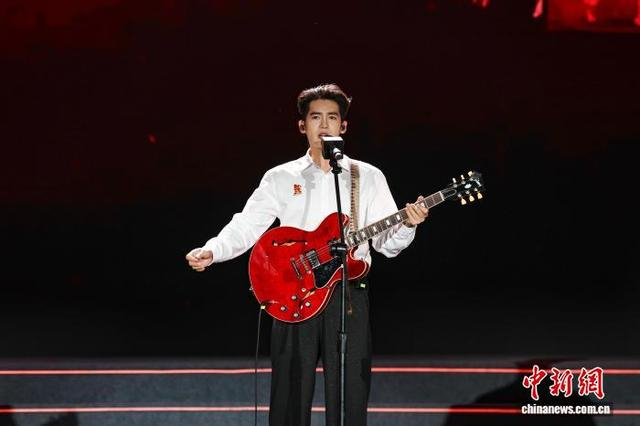 图为演员于适在演唱歌曲《理想之歌》。中新社记者 瞿宏伦 摄