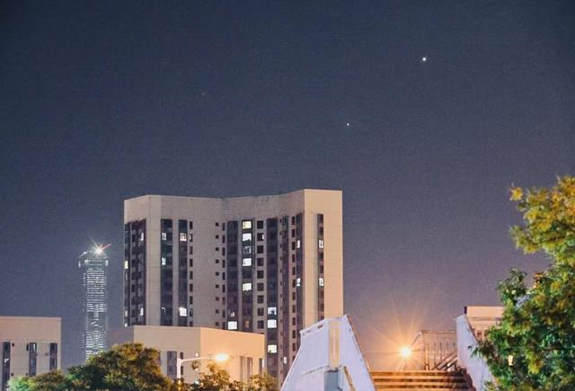 这是6月9日在天津市南开区拍摄的金星（右上）与木星（左下）。（杨剑 摄）