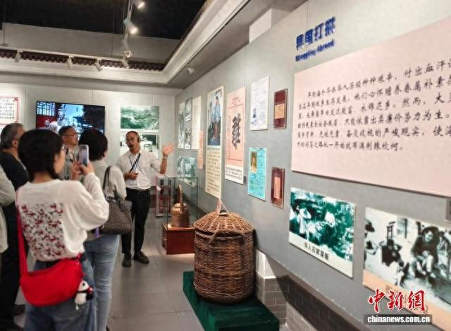 6月9日，侨乡广东汕头举办“侨批里的故事”档案互动展，市民游客沉浸式体验侨乡文化，了解侨批历史。林大森 摄