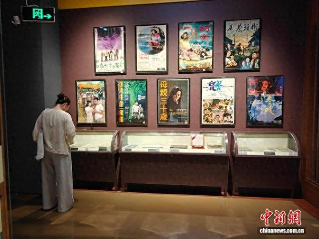 中国电影博物馆台湾展厅展陈的部分电影海报和实物展品。 程小路 摄