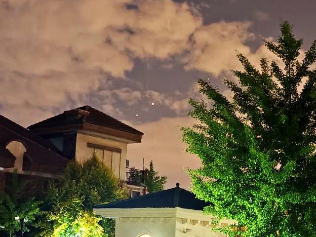 这是6月9日在天津市津南区双港镇拍摄的金星（右上）与木星（左下）。（张晓川 摄）