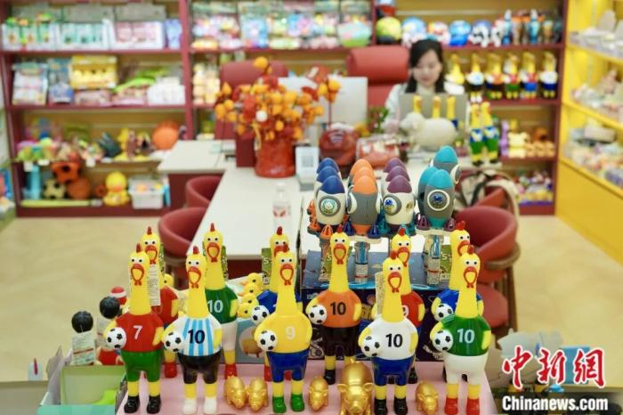 4月21日，义乌商家展示2026年美加墨世界杯周边产品“尖叫鸡”。中新社记者 董易鑫 摄