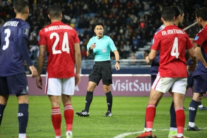 • 2022卡塔尔世界杯：入选主裁名单，6次担任第四官员，是时隔20年再度亮相世界杯的中国裁判。