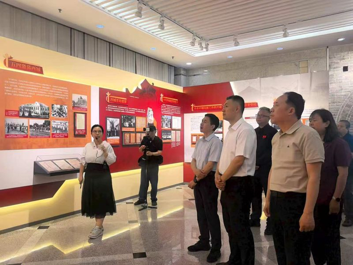 嘉宾正在参观展览。西城区党史办供图