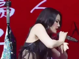 黄龄在娱乐圈不算美女，但她真的有股魔力，有种媚到骨子里的感觉