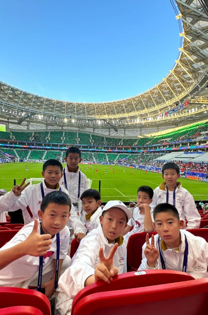   孩子们在比赛现场留念