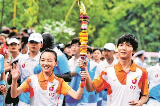 2011年5月，陈楚生（右）在深圳大运会火炬传递中。深圳报业集团资料图