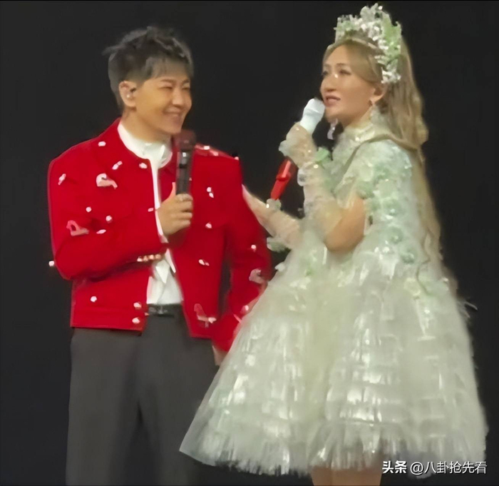 [免责声明]本文时间、过程、图片均来源网络，旨在传播正能量，无低俗或不良引导，请观众理性观看，不要对号入座或进行人身攻击。如有真实性争议、事件版权或图片侵权问题，请及时联系作者删除。信息来源：百度百科——谢娜、张杰；相关新闻报道：谢娜成都演唱会、张杰鼓励圆梦、个人演唱会官宣等。