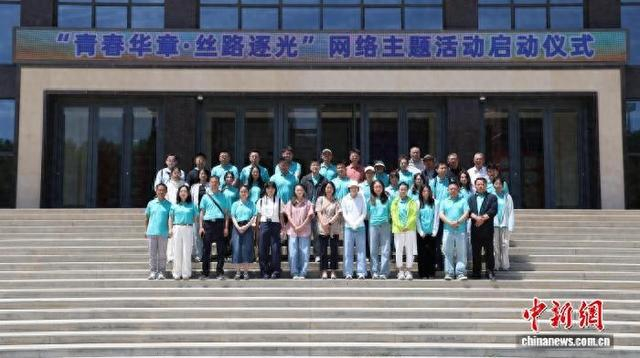 图为“青春华章·丝路逐光”网络主题活动采访团走进河西学院。 程健 摄