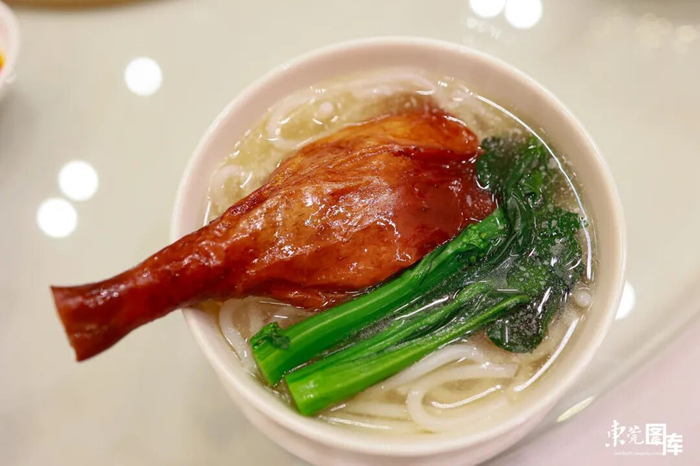 ▲烧鹅腿濑粉作者：李梦颖