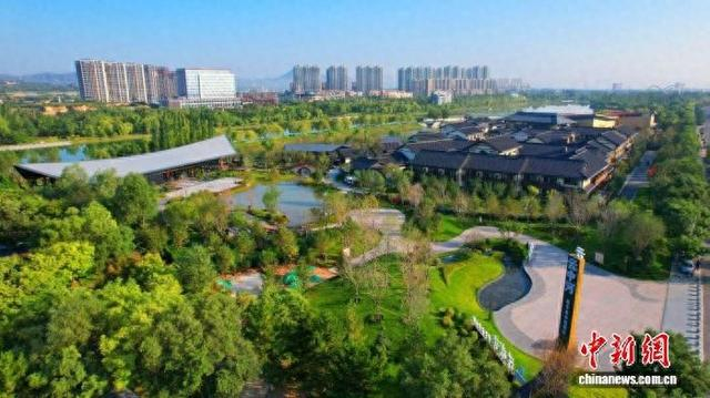 图为清凉湾温泉康养小镇。张存良 摄