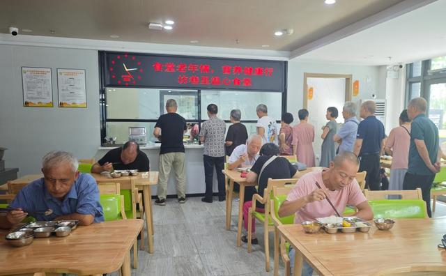 温岭卖鱼桥社区里的老人在“温心食堂”内就餐。（受访者供图）