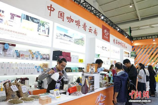 图为观众在云南保山展区品鉴咖啡。中新社记者 刘冉阳 摄