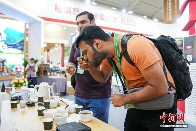 图为来自巴基斯坦的专业观众在云南怒江展区进行杯测，挑选中意的咖啡豆。中新社记者 刘冉阳 摄