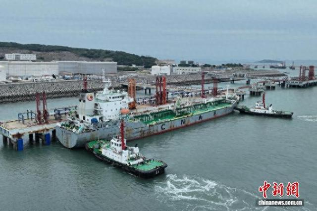 6月11日，中国籍“海鑫油619”轮从泉州斗尾港区出发前往新加坡。黄文兴 摄