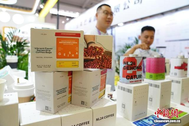 图为来自云南德宏的咖啡企业展示产品。中新社记者 刘冉阳 摄