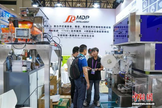 图为来自浙江的包装设备企业向观众介绍产品。中新社记者 刘冉阳 摄