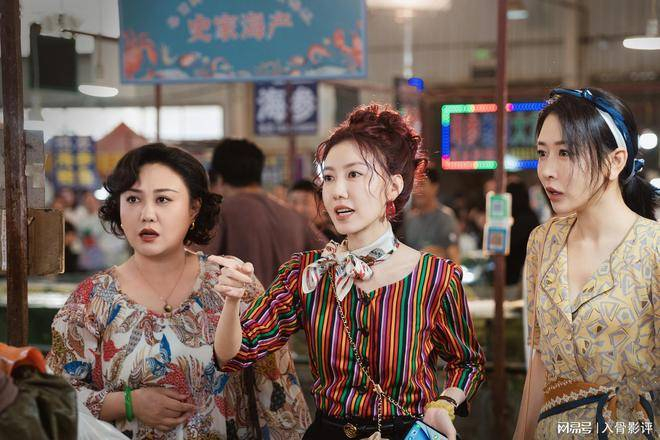 不过，从画面呈现来看，整部剧仍有不少亮点。海岛小镇的地域风情自带清新气息，剧组全程在山东威海实景拍摄，灯塔、礁石、海滨花田、小镇大排档，处处弥漫潮湿海风，每一帧画面都干净治愈，随手截取都可做壁纸。首播剧集剧情略显平淡、节奏拖沓，男女主CP感尚未完全凸显，但希望后续剧情能够精准戳中观众情感，让观众感受到真实、温暖、有力量的爱情与励志故事，引发更强烈的共鸣。