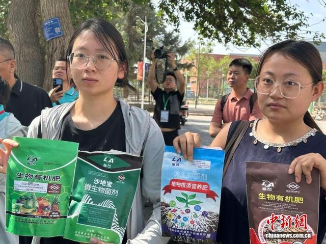 图为河西学院学生展示的有机肥。 戴文昌 摄