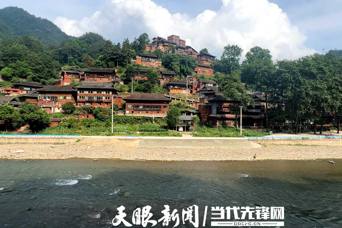 6月3日，依山傍水的南花苗寨。吴运镇摄