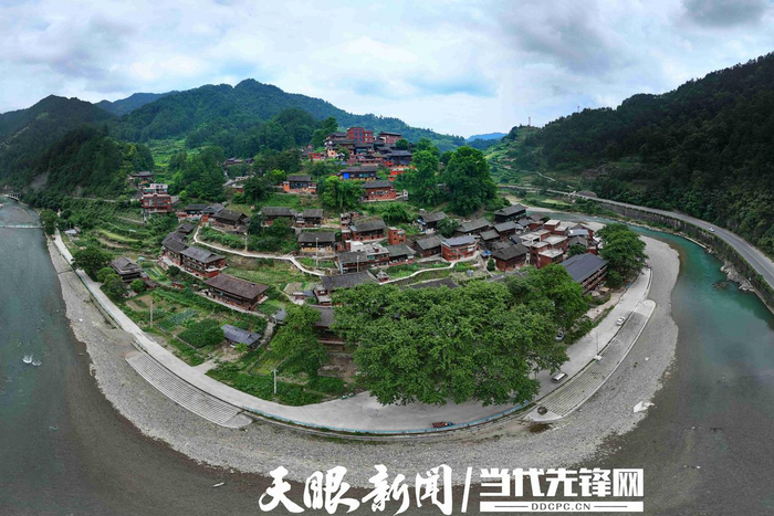 被巴拉河环绕的南花苗寨。吴运镇摄