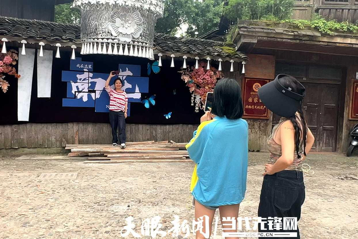 6月3日，游客在南花苗寨拍照打卡。吴运镇摄