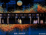 林依轮此前在杭州还以什么方式表演过《爱情鸟》？