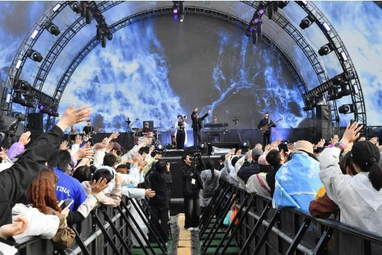 5月2日，声音碎片乐队在北京超级草莓音乐节现场表演。新华社记者 肖潇 摄
