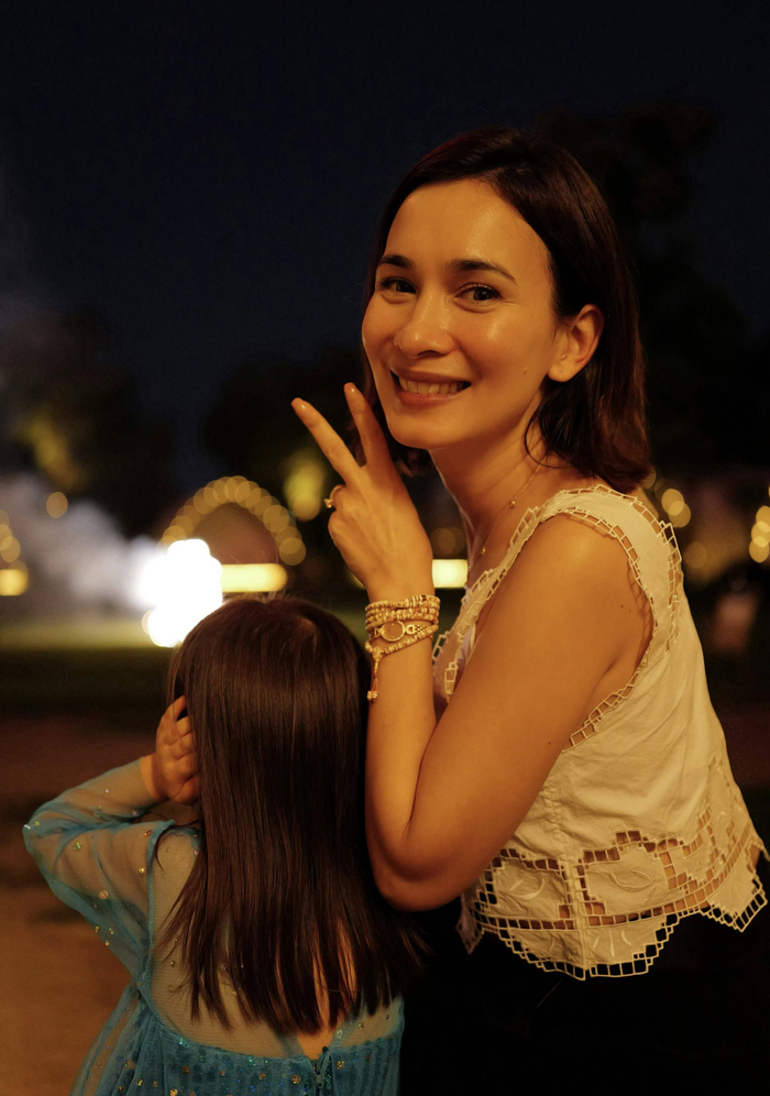 41岁的卢靖姗，是儿女双全的幸福妈妈，也是拼劲十足的女演员。她与韩庚势均力敌的婚姻，以及在工作与家庭间游刃有余的平衡，都让人看到她掌控生活的能力。在这个热闹的生日里，无论是家人的陪伴还是朋友的祝福，都是她继续前行的底气。祝福这位勇敢又美丽的“战狼女神”，在新的一岁里继续幸福，活出属于自己的精彩。