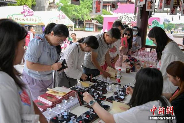 活动现场50余款文博机构限定章+市集专属印章吸引游客排队盖章。记者 刘忠俊 摄