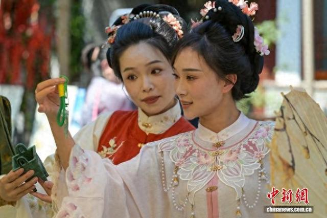 郑州商都遗址博物院展台区的文创产品吸引穿汉服的游客。记者 刘忠俊 摄