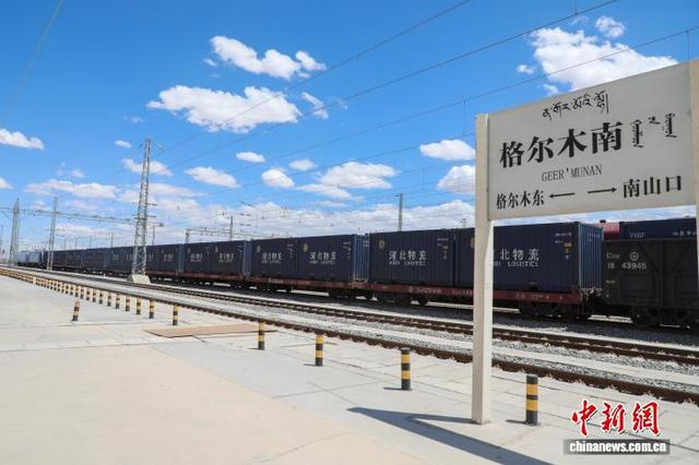 6月12日，青藏高原最大编组站一一格尔木南站上行场货物列车正在缓缓驶出。 马铭言 摄